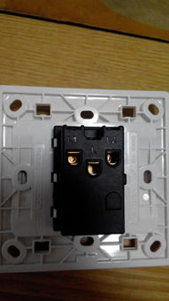 二位大蹺板單極開(kāi)關(guān)這種雙控開(kāi)關(guān)怎么接線 想接2盞燈分別廚房,衛(wèi)生間